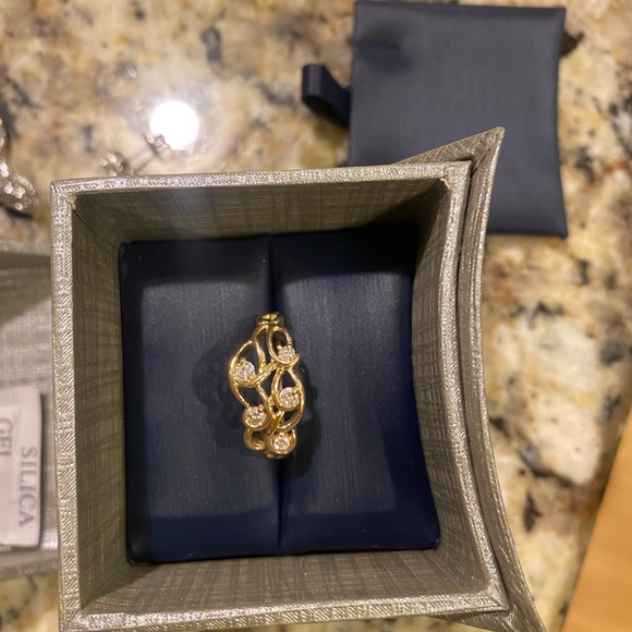 Beautiful ring - Picture 2 of 4